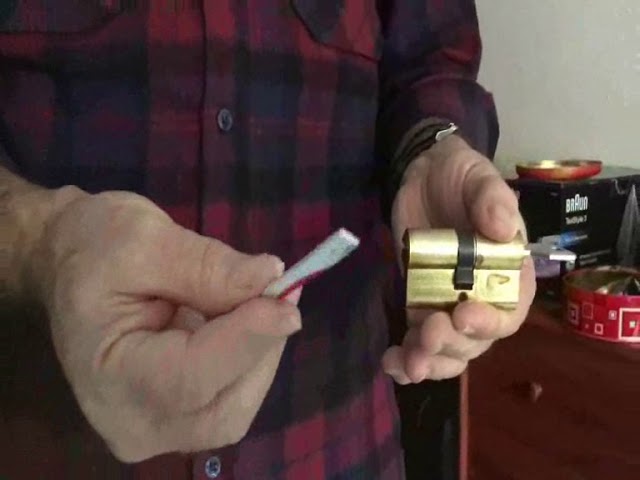 como abrir puerta con llave