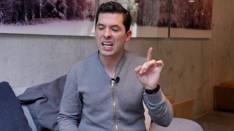 como llamar la atencion de un hombre con novia