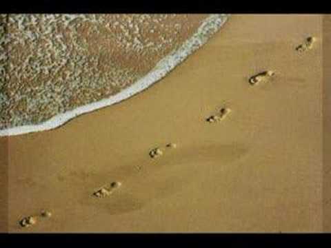 pisadas en la arena poema